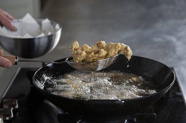 Laissez-la égoutter de veau sur de l'essuie-tout. 